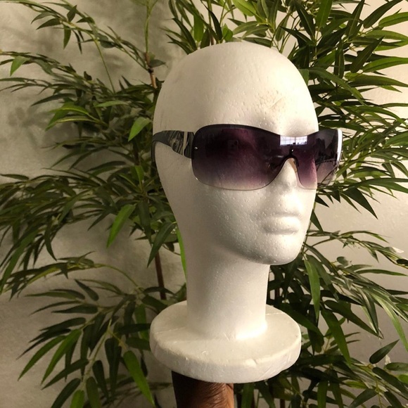 Steve Madden Y2K Mcbling Goth Scene Baddie Trendy Black Zebra Striped Sunglasses